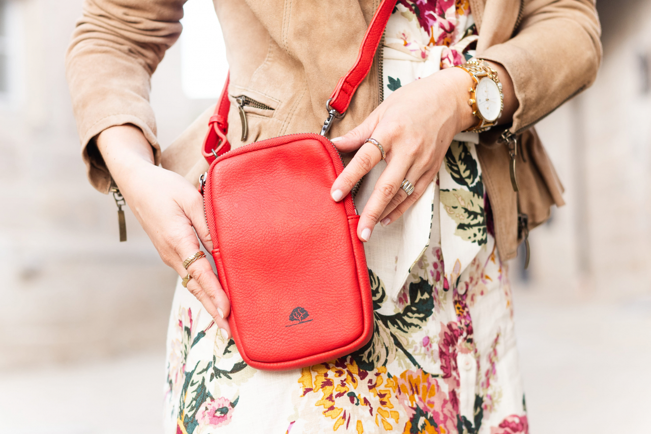 Mobil Sling Bag Traudl Mad´l dasch ketchup