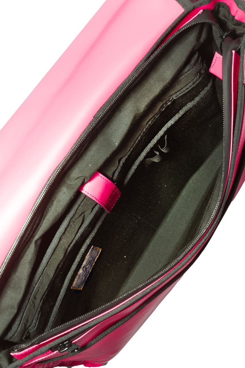 Upcycled Messenger aus Tarpaulin fuchsia